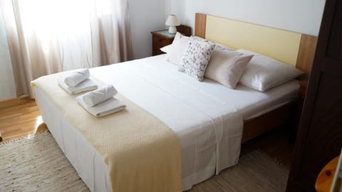 Bed, Bedroom, towels