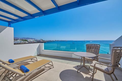 Natural landscape, Balcony/Terrace, Dining area, Beach, Landmark view, Sea view, heating, internet, sunbed, towels, air conditioner