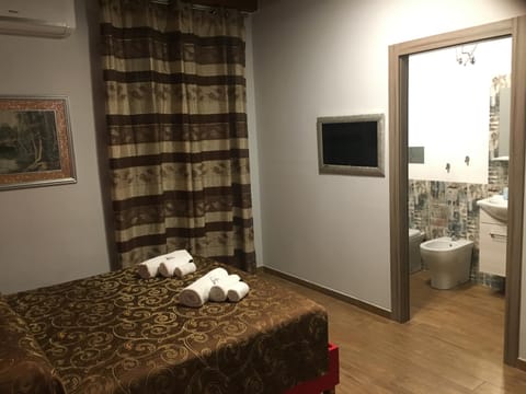Bed, TV and multimedia, Photo of the whole room, Bedroom