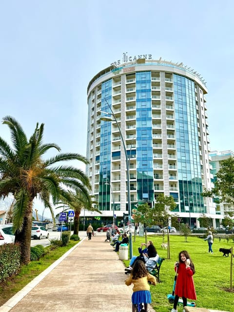 Property building, Spring, Day, People, Natural landscape, Location, group of guests