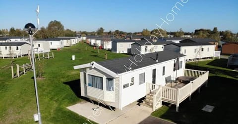 Kestral Close caravan holidays with hot tub House in Tattershall
