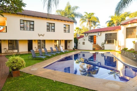 Property building, Garden, Garden view, Pool view, Swimming pool, sunbed