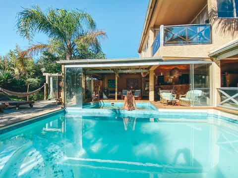 Property building, Day, Pool view, Swimming pool, Swimming pool, sunbed