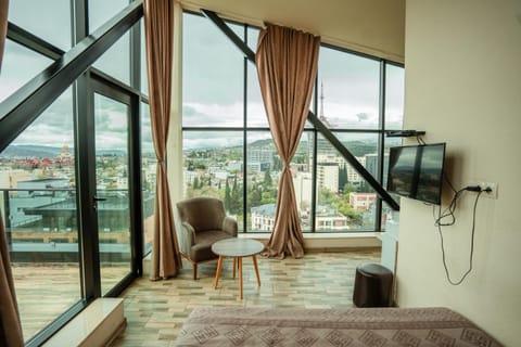 Bed, TV and multimedia, View (from property/room), Balcony/Terrace, Seating area, Bedroom, Mountain view
