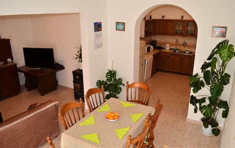 TV and multimedia, Kitchen or kitchenette, Living room, Dining area