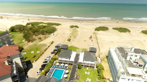 Day, Natural landscape, Bird's eye view, Beach, Pool view, Sea view, Swimming pool, sunbed