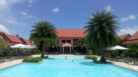 Restaurant/places to eat, Pool view, Swimming pool
