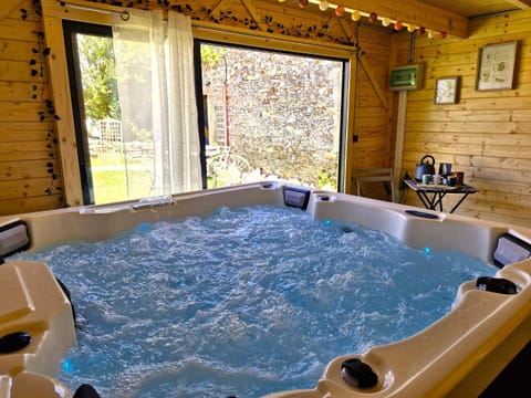 Natural landscape, Massage, Massage, Sauna, Spa and wellness centre/facilities, Seating area, Area and facilities, Swimming pool