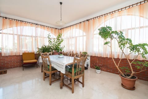 Seating area, Dining area