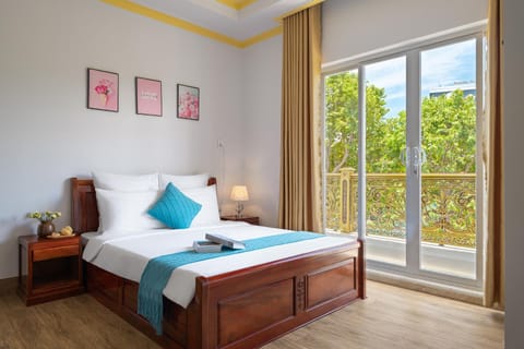 Bed, Natural landscape, View (from property/room), Balcony/Terrace, Photo of the whole room, Decorative detail, Bedroom, Guests, Garden view