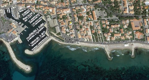 T2 calme au centre de Sausset House in Sausset-les-Pins