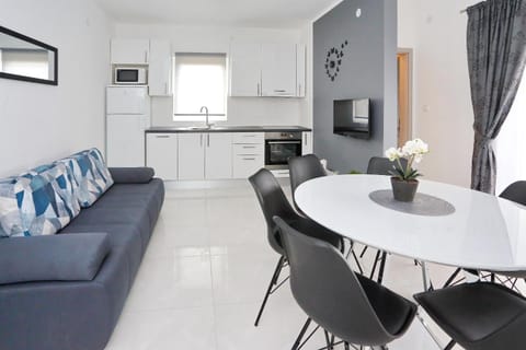 Communal lounge/ TV room, BBQ facilities, Balcony/Terrace, Beach, Communal kitchen