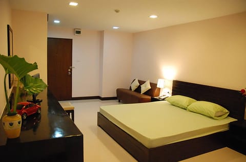 Bed, Living room, Photo of the whole room, Decorative detail, Decorative detail, Seating area, Bedroom, Area and facilities