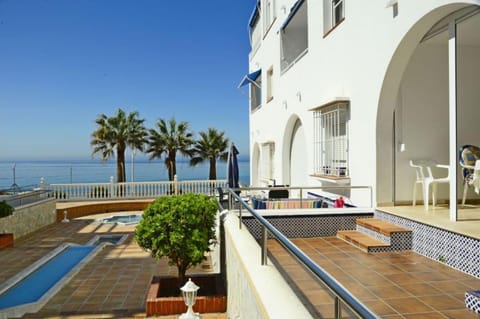 Off site, Balcony/Terrace, Balcony/Terrace, Decorative detail, Area and facilities