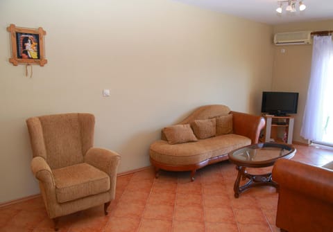Communal lounge/ TV room, TV and multimedia, Living room, Seating area, City view, Sea view, Sea view