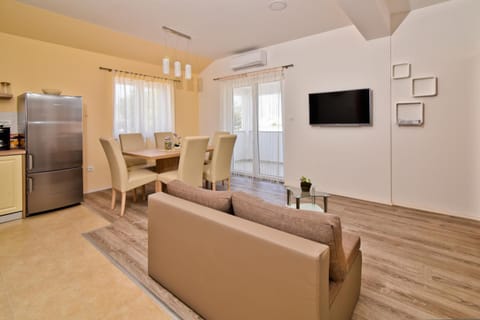 TV and multimedia, Living room, Seating area, Dining area