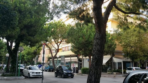 Facade/entrance, Neighbourhood, Street view, Location