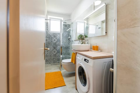 Shower, Toilet, Bathroom, heating, towels, washing machine