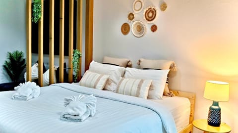 Bed, Bedroom, towels