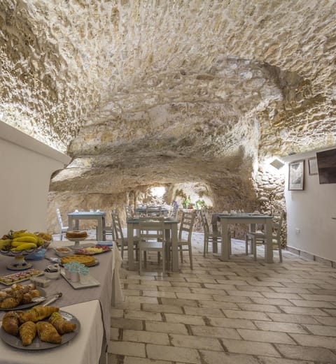 Restaurant/places to eat, Lounge or bar, Business facilities, Area and facilities