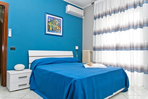 Bed, People, Other, Other, Photo of the whole room, Decorative detail, Decorative detail, Bedroom, City view, Landmark view, Sea view, Family, Quiet street view