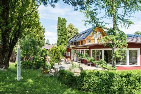 Restaurant/places to eat, Garden, Balcony/Terrace, Food and drinks
