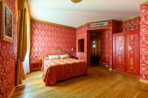 Bed, Coffee/tea facilities, View (from property/room), Bedroom, internet, safe, wardrobe, air conditioner