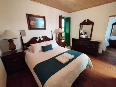 Bed, Bathroom, Photo of the whole room, Bedroom