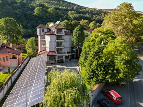 Day, Natural landscape, Bird's eye view, Location, Parking
