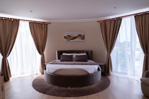 Bed, Living room, Photo of the whole room, Seating area
