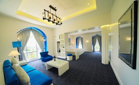 Bed, Living room, Photo of the whole room, Decorative detail, Seating area
