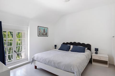 Property building, Living room, Bedroom