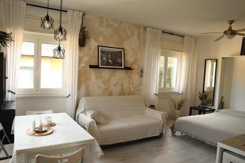 Bed, Living room, Photo of the whole room, Seating area, Bedroom