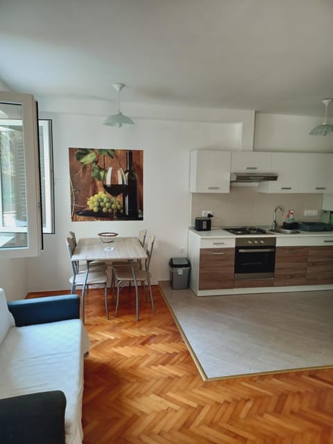 Kitchen or kitchenette, Seating area, Dining area