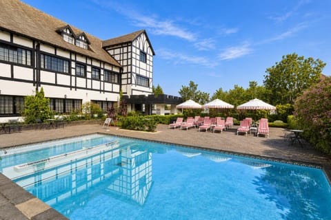 Property building, Day, Swimming pool