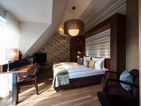 Bed, TV and multimedia, Photo of the whole room, Seating area, Bedroom