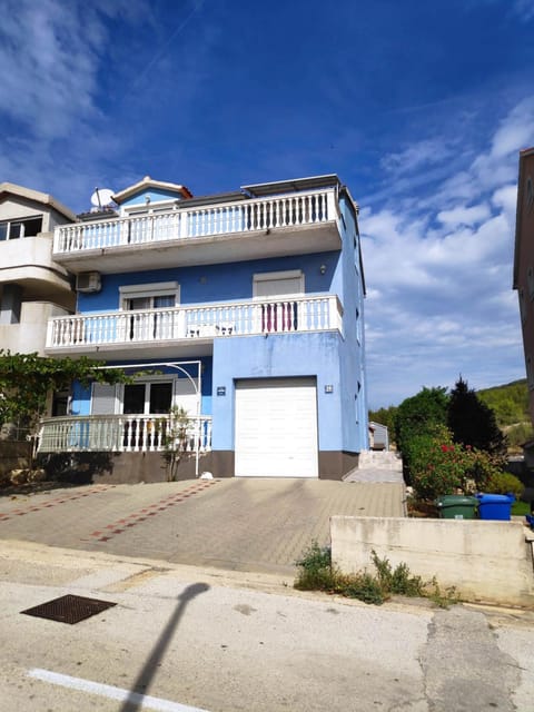 Property building, Balcony/Terrace, Parking