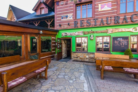 Restaurant/places to eat, Facade/entrance
