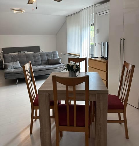 TV and multimedia, Living room, Seating area, Dining area, air conditioner
