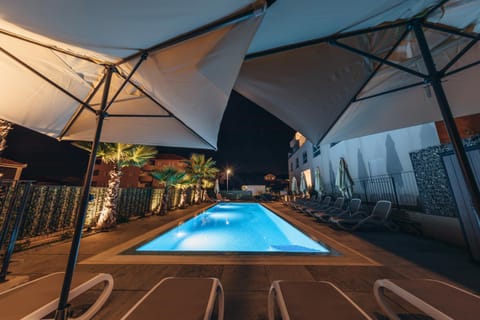 Swimming pool, sunbed