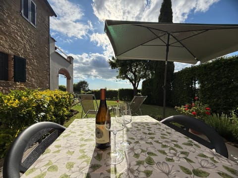Property building, Patio, Spring, Day, Garden, Dining area, Garden view
