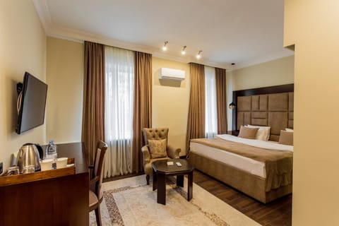 Bed, TV and multimedia, Coffee/tea facilities, Living room, Photo of the whole room, Seating area