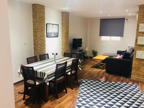 Communal lounge/ TV room, TV and multimedia, Photo of the whole room, Decorative detail, Seating area, Dining area