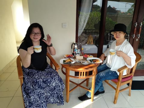 Staff, Food and drinks, Food