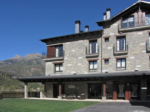 Patio, Facade/entrance, Day