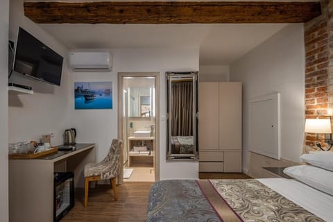 Bed, TV and multimedia, Bedroom, minibar, wardrobe, air conditioner