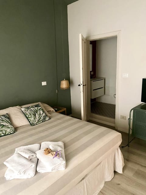 Bed, TV and multimedia, Photo of the whole room, Bedroom, towels