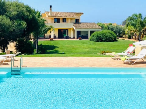 Property building, Garden, Swimming pool