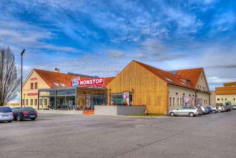 Property building, Restaurant/places to eat, Day