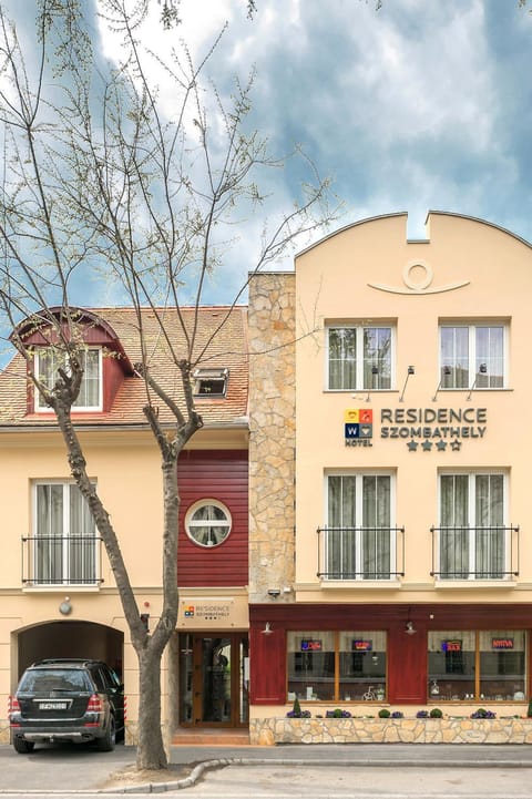 Facade/entrance